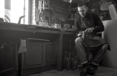 Erkek ayakkabıcı çalışıyor. 