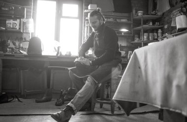 Erkek ayakkabıcı çalışıyor. 