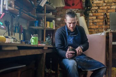 Erkek ayakkabıcı çalışıyor. 