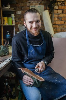 Erkek ayakkabıcı çalışıyor. 