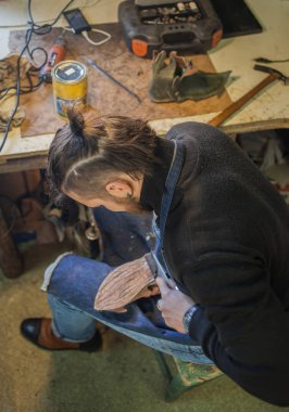 Erkek ayakkabıcı çalışıyor. 