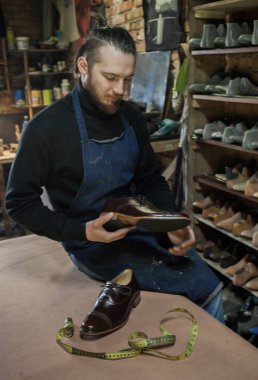 Erkek ayakkabıcı çalışıyor. 