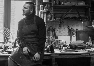 Erkek ayakkabıcı çalışıyor. 