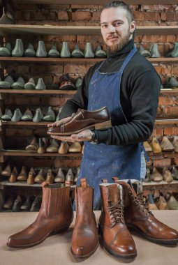 Erkek ayakkabıcı çalışıyor. 