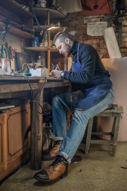 Erkek ayakkabıcı çalışıyor. 