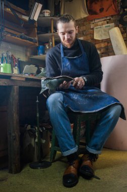 Erkek ayakkabıcı çalışıyor. 