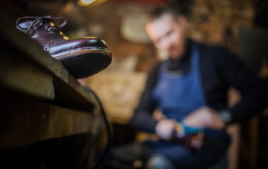 Erkek ayakkabıcı çalışıyor. 