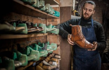 Erkek ayakkabıcı çalışıyor. 