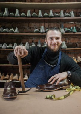 Erkek ayakkabıcı çalışıyor. 