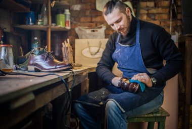 Erkek ayakkabıcı çalışıyor. 