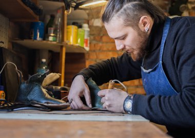 Erkek ayakkabıcı çalışıyor. 