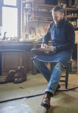 Erkek ayakkabıcı çalışıyor. 