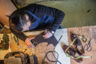 Erkek ayakkabıcı çalışıyor. 