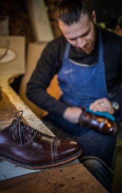 Erkek ayakkabıcı çalışıyor. 