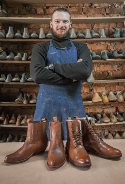 Erkek ayakkabıcı çalışıyor. 