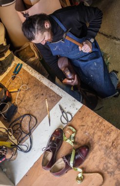 Erkek ayakkabıcı çalışıyor. 