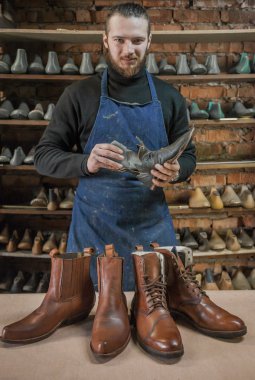 Erkek ayakkabıcı çalışıyor. 