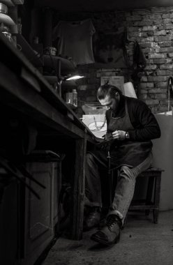 Erkek ayakkabıcı çalışıyor. 