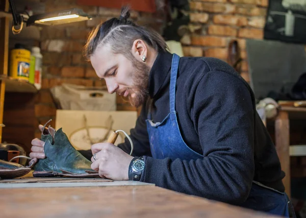 Fabricantes Calzado Masculino Que Trabajan — Foto de Stock