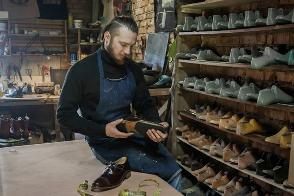 Fabricantes Calzado Masculino Que Trabajan — Foto de Stock