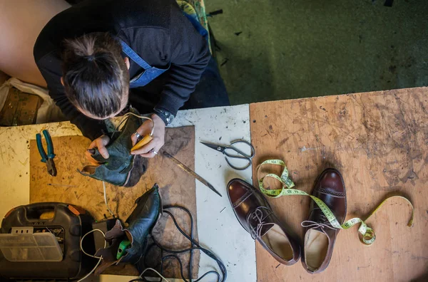 Erkek ayakkabıcı çalışıyor. 