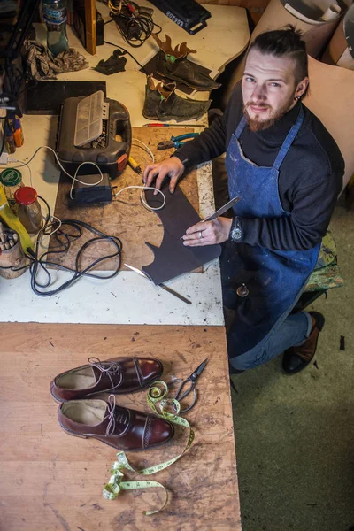 Erkek ayakkabıcı çalışıyor. 