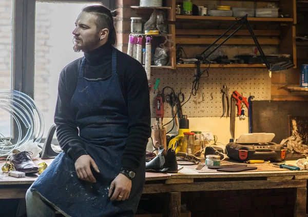 Erkek ayakkabıcı çalışıyor. 