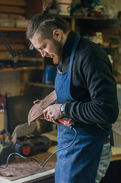 Erkek ayakkabıcı çalışıyor. 