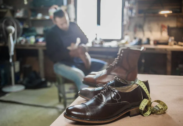 男性靴職人の仕事 — ストック写真