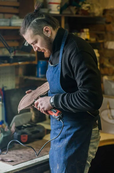 Erkek ayakkabıcı çalışıyor. 