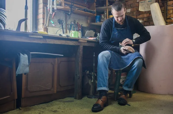 Erkek ayakkabıcı çalışıyor. 