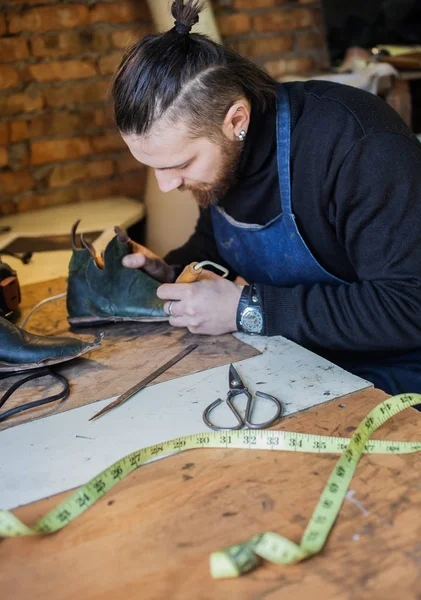 Fabricantes Calzado Masculino Que Trabajan — Foto de Stock