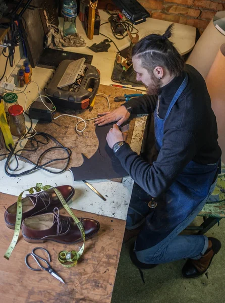 Erkek ayakkabıcı çalışıyor. 