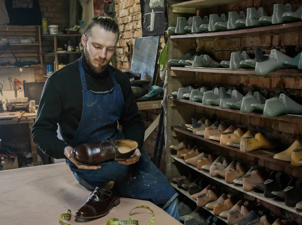 Erkek ayakkabıcı çalışıyor. 
