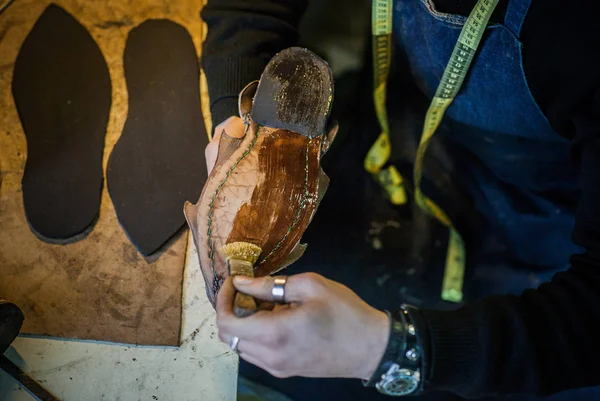 Ayakkabı yapımı. Ayrıntılı görünüm