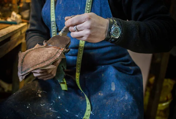 Ayakkabı yapımı. Ayrıntılı görünüm