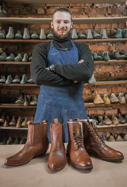 Erkek ayakkabıcı çalışıyor. 