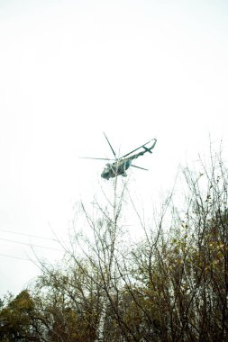 Ormanın üzerinde uçan helikopter 