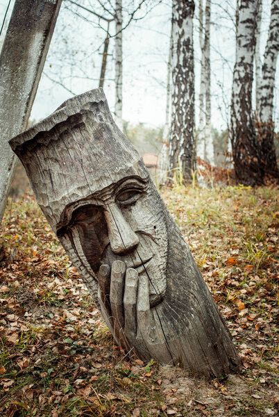Заброшенная деревянная скульптура в Карпатах

