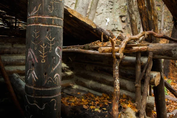 Frammenti Con Sculture Casa Legno Abbandonata Montagne Carpatiche — Foto Stock