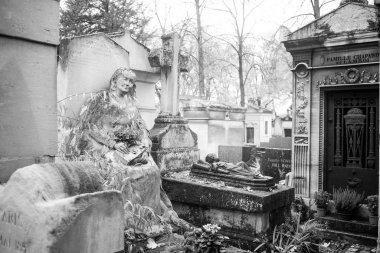Paris, Fransa - 18 Kasım 2019: Pere Lachaise mezarlığında mezarlar ve mahzenler