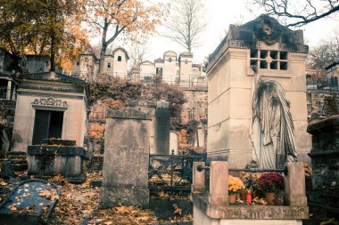 Paris, Fransa - 18 Kasım 2019: Pere Lachaise mezarlığında mezarlar ve mahzenler