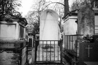 Paris, Fransa - 18 Kasım 2019: Pere Lachaise mezarlığında mezarlar ve mahzenler