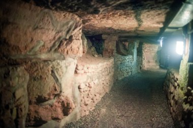 Paris Catacombs'ta kafatasları ve kemikler, Fransa.