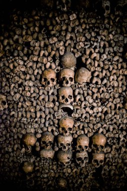 Paris Catacombs'ta kafatasları ve kemikler, Fransa.