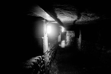 Paris Catacombs'ta kafatasları ve kemikler, Fransa.