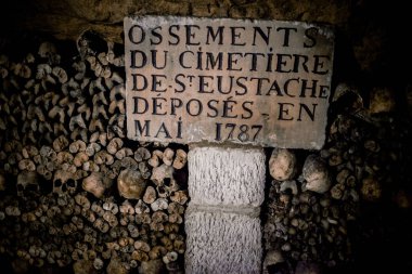 Paris Catacombs'ta kafatasları ve kemikler, Fransa.