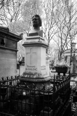 Paris, Fransa - 18 Kasım 2019: Pere Lachaise mezarlığında mezarlar ve mahzenler