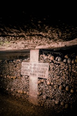 Paris Catacombs'ta kafatasları ve kemikler, Fransa.