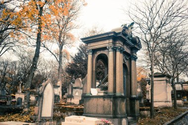 Paris, Fransa - 18 Kasım 2019: Pere Lachaise mezarlığında mezarlar ve mahzenler